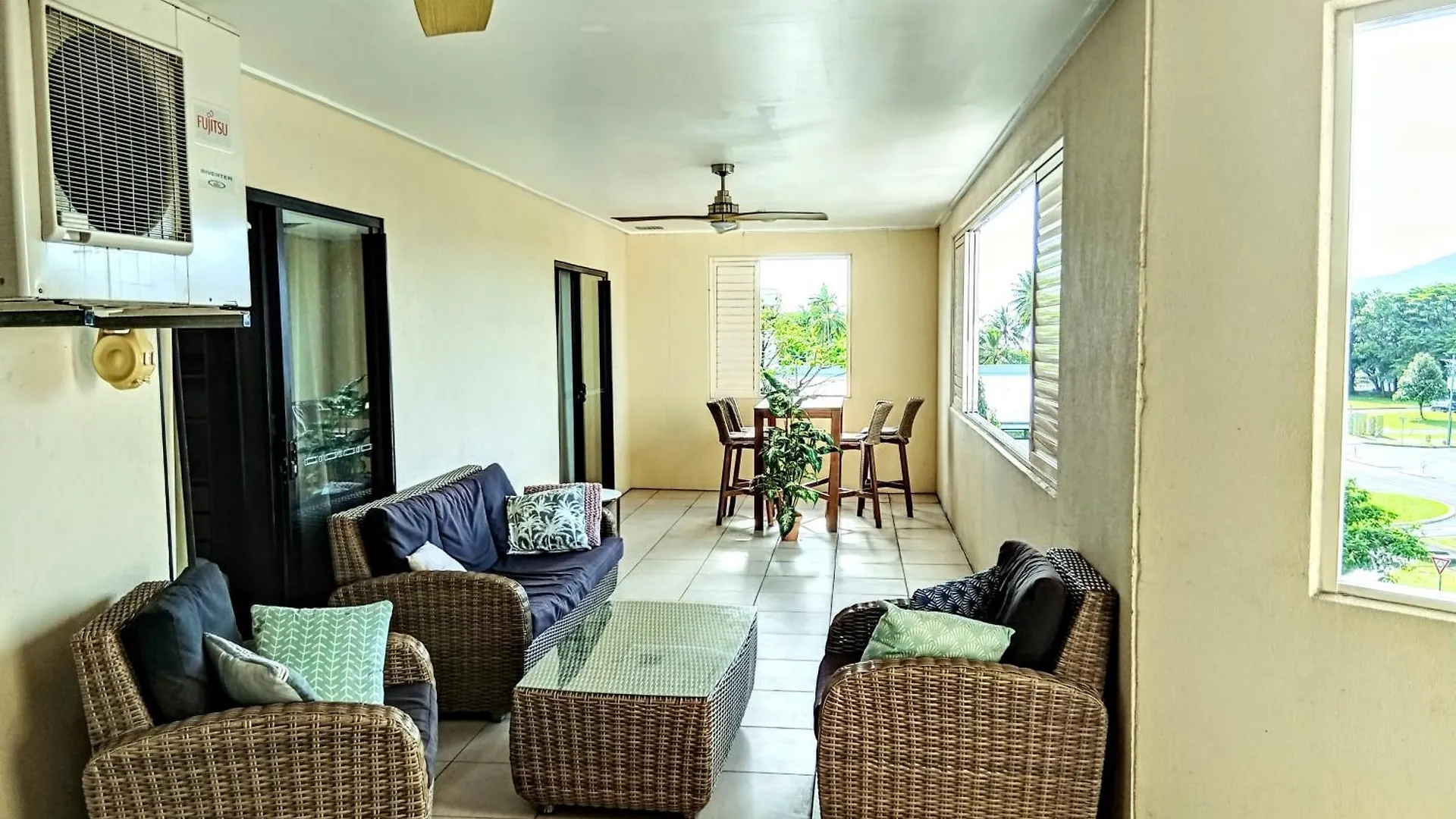Cairns Edge Apartments Tennis Hockey Tobruk Pool A Walk Away