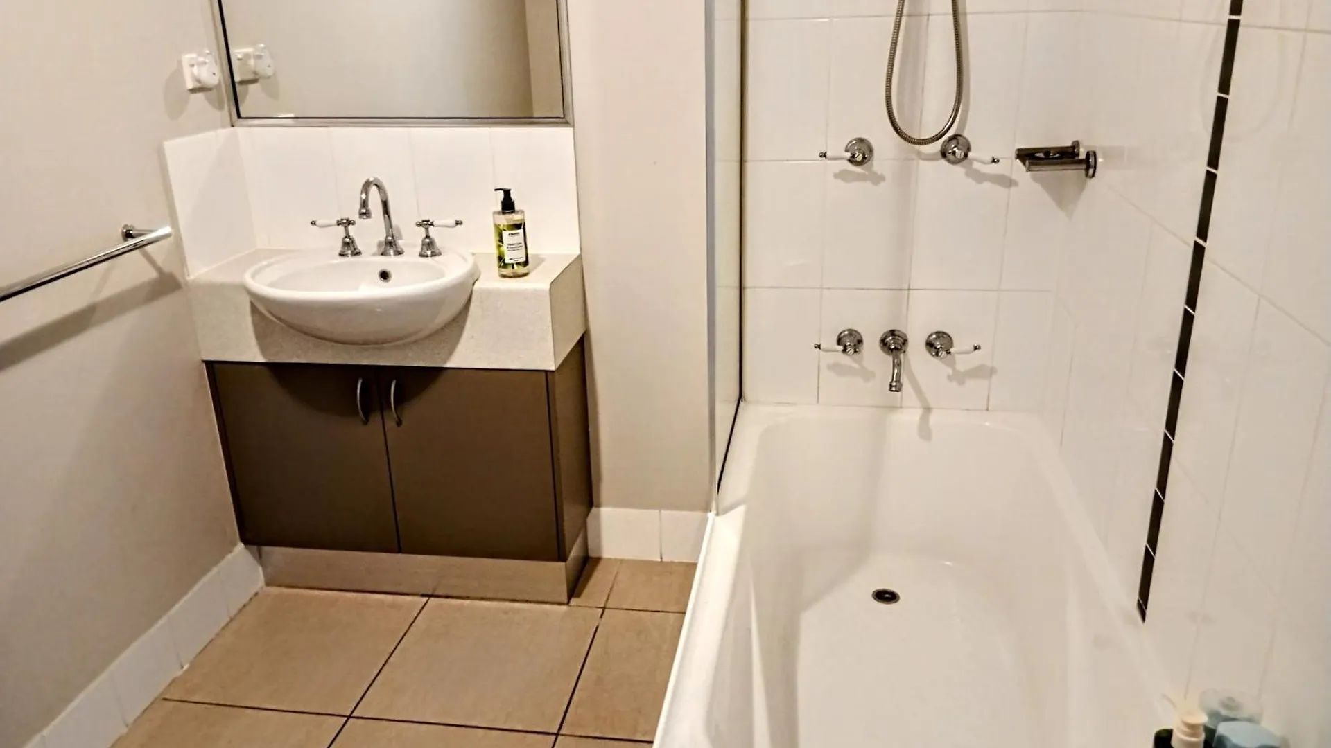 Cairns Edge Apartments Tennis Hockey Tobruk Pool A Walk Away