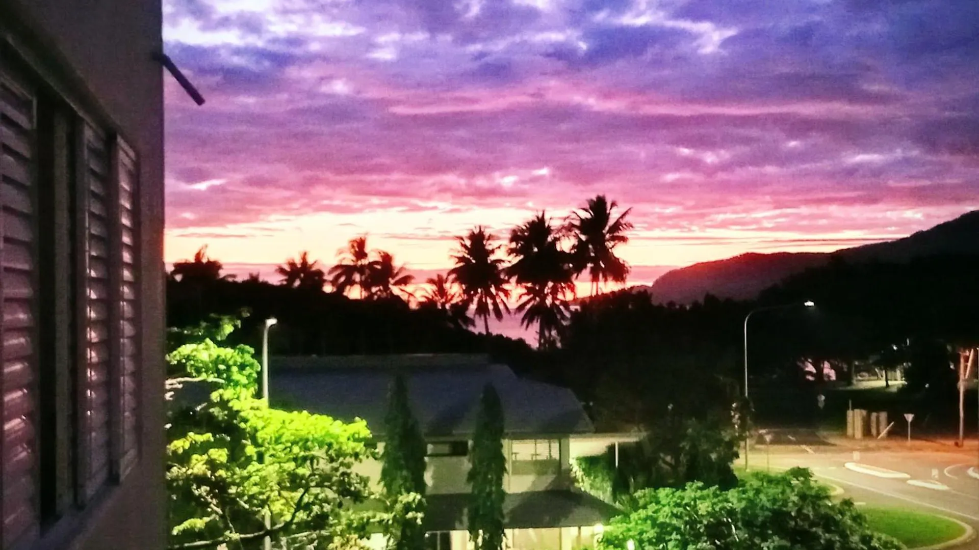 Cairns Edge Apartments Tennis Hockey Tobruk Pool A Walk Away