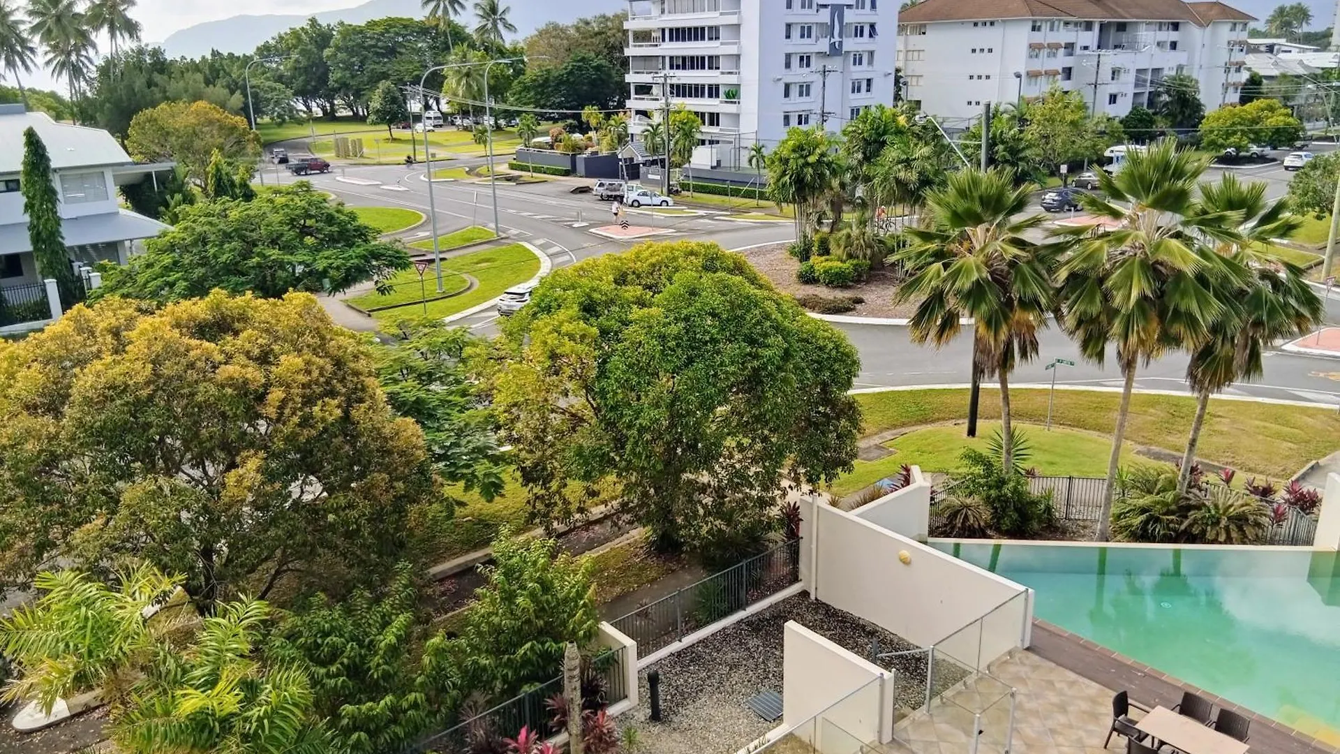 Cairns Edge Apartments Tennis Hockey Tobruk Pool A Walk Away